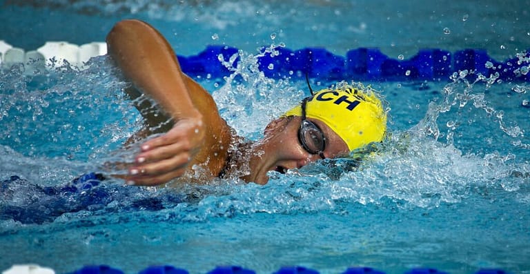swimming-78112_1920